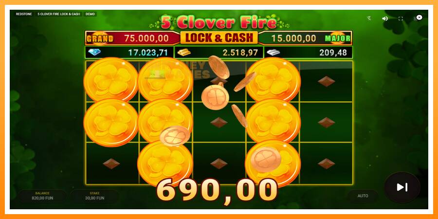 ลองสัมผัสเครื่องดูครับ 5 Clover Fire Lock & Cash, รูปภาพ 5: เล่นเพื่อเงิน